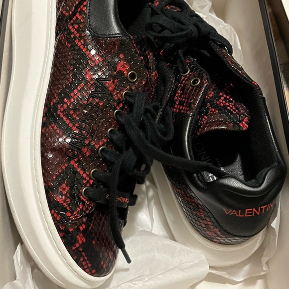 COPY - VALENTINO BY MARIO VALENTINO
Fresia Snake-Print Platform Sneakers - Picture 6 of 8